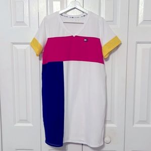 Tommy Hilfiger long t-shirt. Size M. Also fits L.